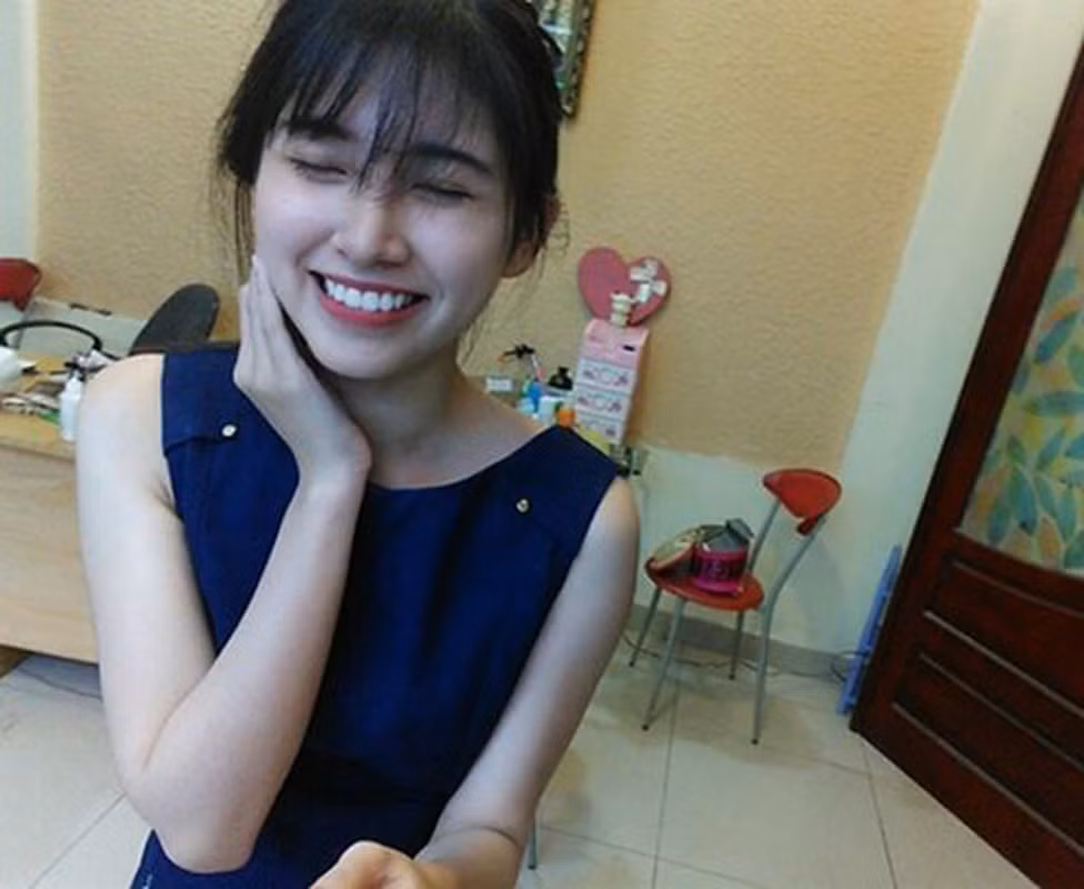 Cô gái đó Phạm Hoàng Thu Uyên, sinh năm 1997 tại Hải Phòng. Thời điểm nổi tiếng bất đắc dĩ, Thu Uyên đang theo học năm nhất tại một trường đại học tại Hà Nội.