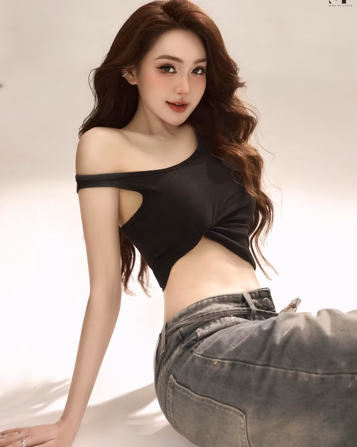 Sở hữu nhan sắc xinh đẹp cùng thân hình cực phẩm, Ngọc Nữ luôn biết cách thu hút sự chú ý mỗi lần xuất hiện trên mạng xã hội. Trong bộ ảnh mới đây được đăng tải lên trang cá nhân,Ngọc Nữ không cần đến váy áo cầu kỳ hay màu sắc nổi bật để ghi điểm – set đồ đơn sắc với hai gam màu kinh điển đen và xám tro đã đủ để tôn trọn thần thái và vóc dáng "vạn người mê".