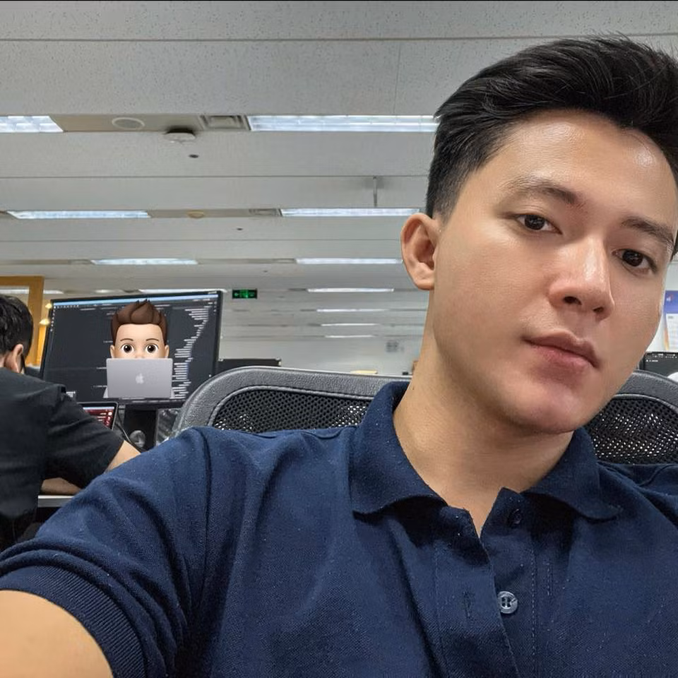 Trước đó, chiến sĩ công an này cũng từng nổi đình đám mạng xã hội khi hình ảnh của anh chàng trong bộ quân phục được một fanpage đăng tải.