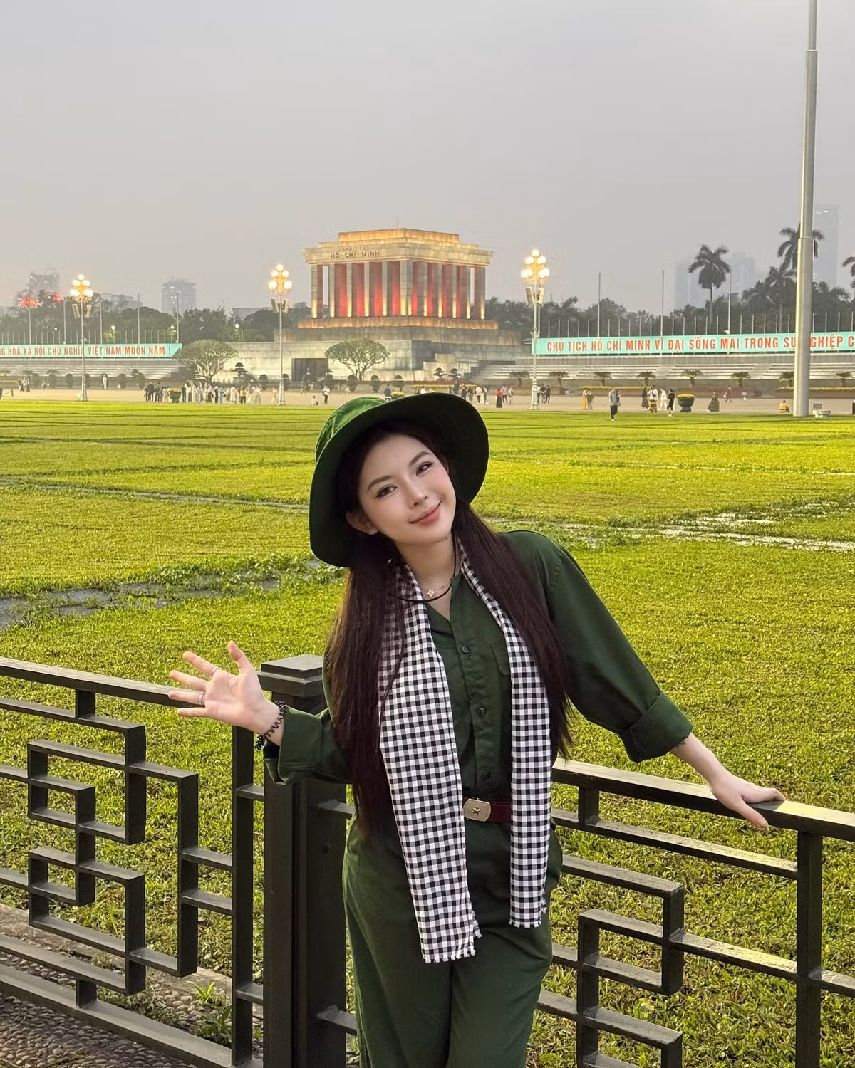 Nữ Tiktoker Ngân Hà hóa thân thành cô dân quân với set đồ màu bộ đội kết hợp cùng khăn rằn truyền thống.
