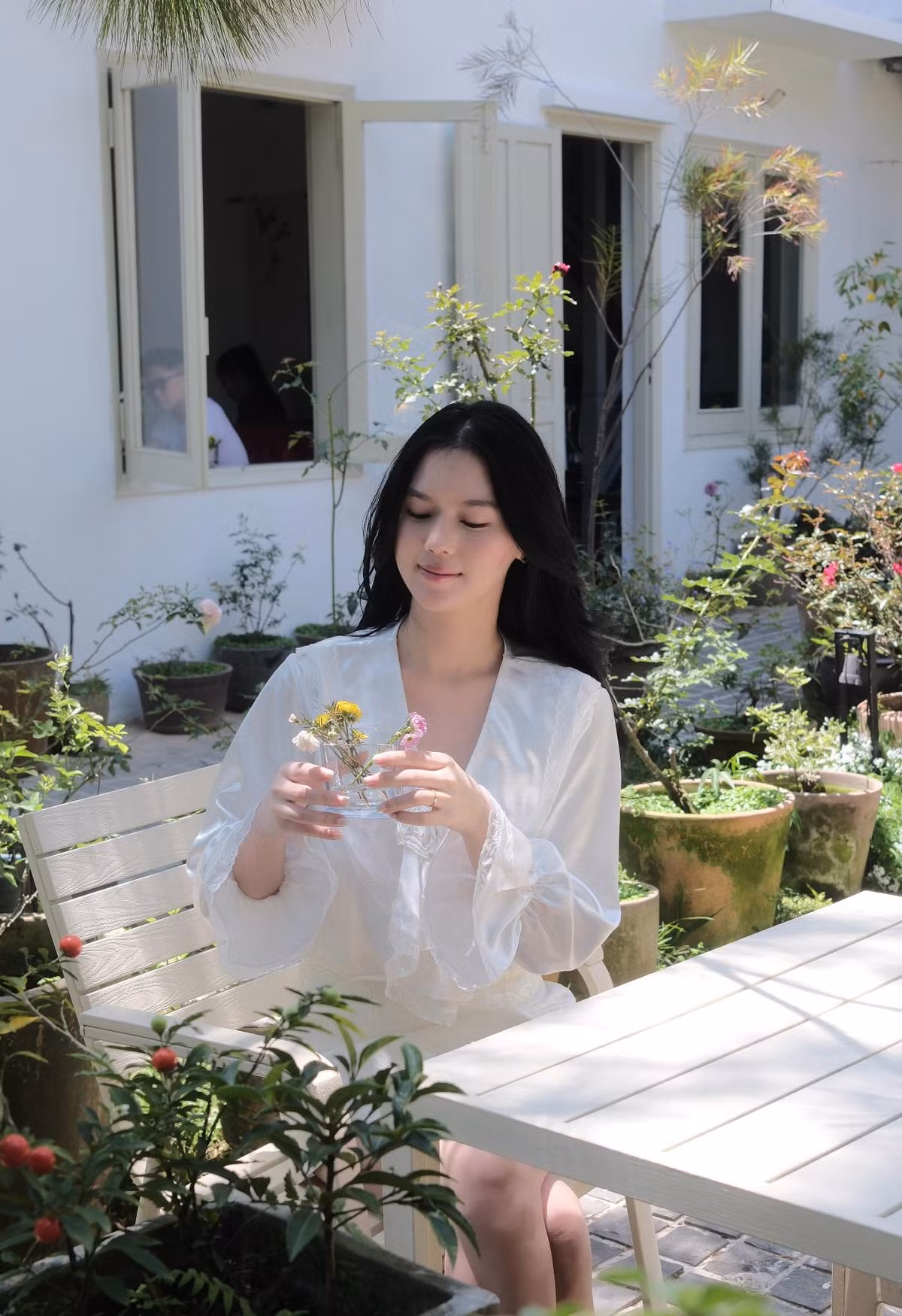 Điều đặc biệt là nhan sắc của cô không chỉ đến từ ngoại hình mà còn toát lên sự dịu dàng, đằm thắm của một người phụ nữ viên mãn trong hạnh phúc. Dù bận rộn với cuộc sống làm mẹ, Tố Uyên vẫn giữ được vẻ ngoài tươi tắn, phong cách thanh lịch và sang trọng.