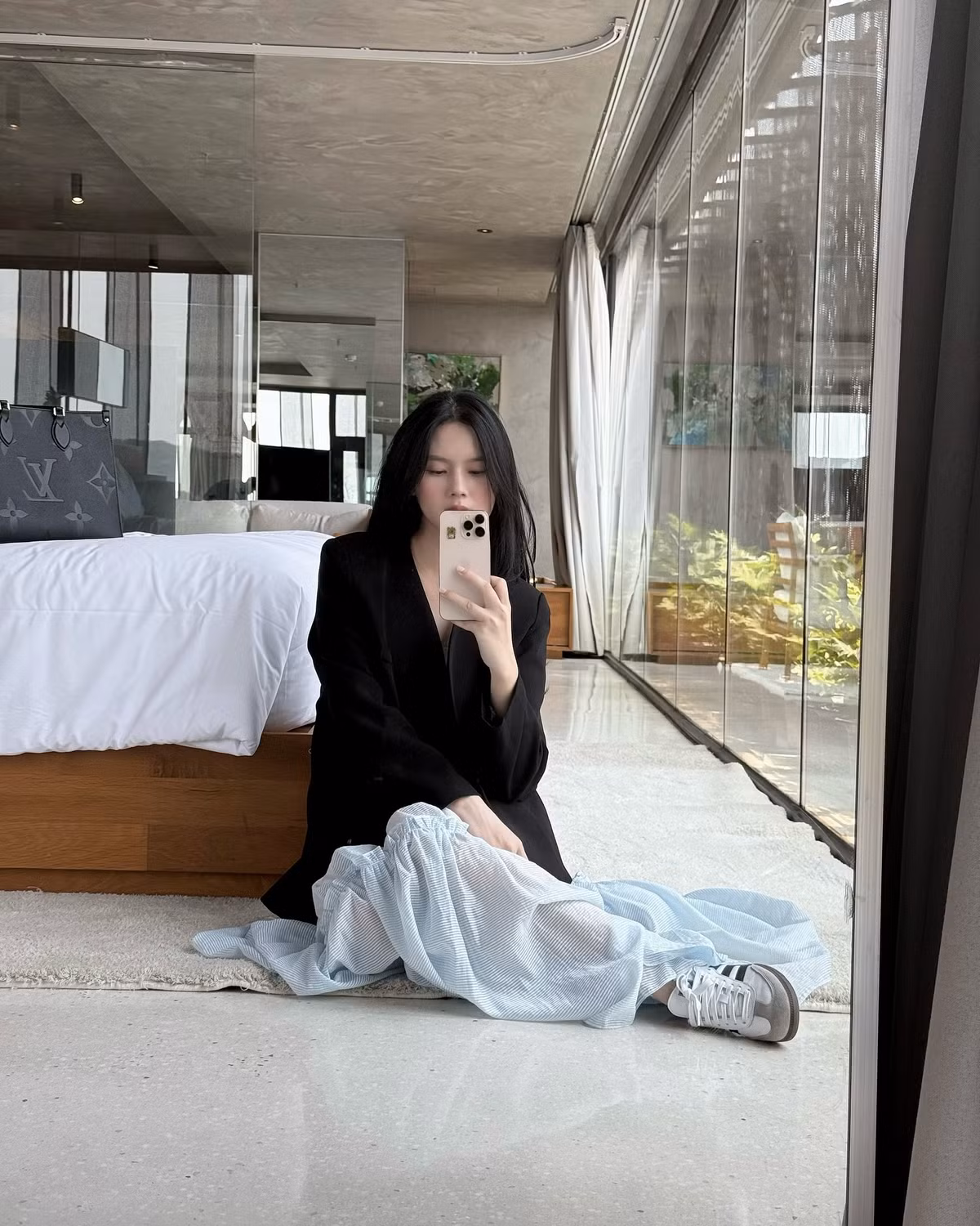 Những bức ảnh đời thường của cô nàng được chia sẻ trên mạng xã hội luôn thu hút hàng ngàn lượt yêu thích nhờ vẻ đẹp tự nhiên, làn da trắng mịn không tì vết và nụ cười ngọt ngào.