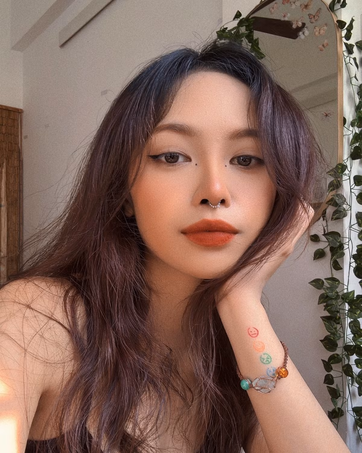 Gương mặt cô nàng đã bớt đi nét hồn nhiên, ngây thơ và đáng yêu ngày nào, thay vào đó là sự sắc sảo, cá tính.