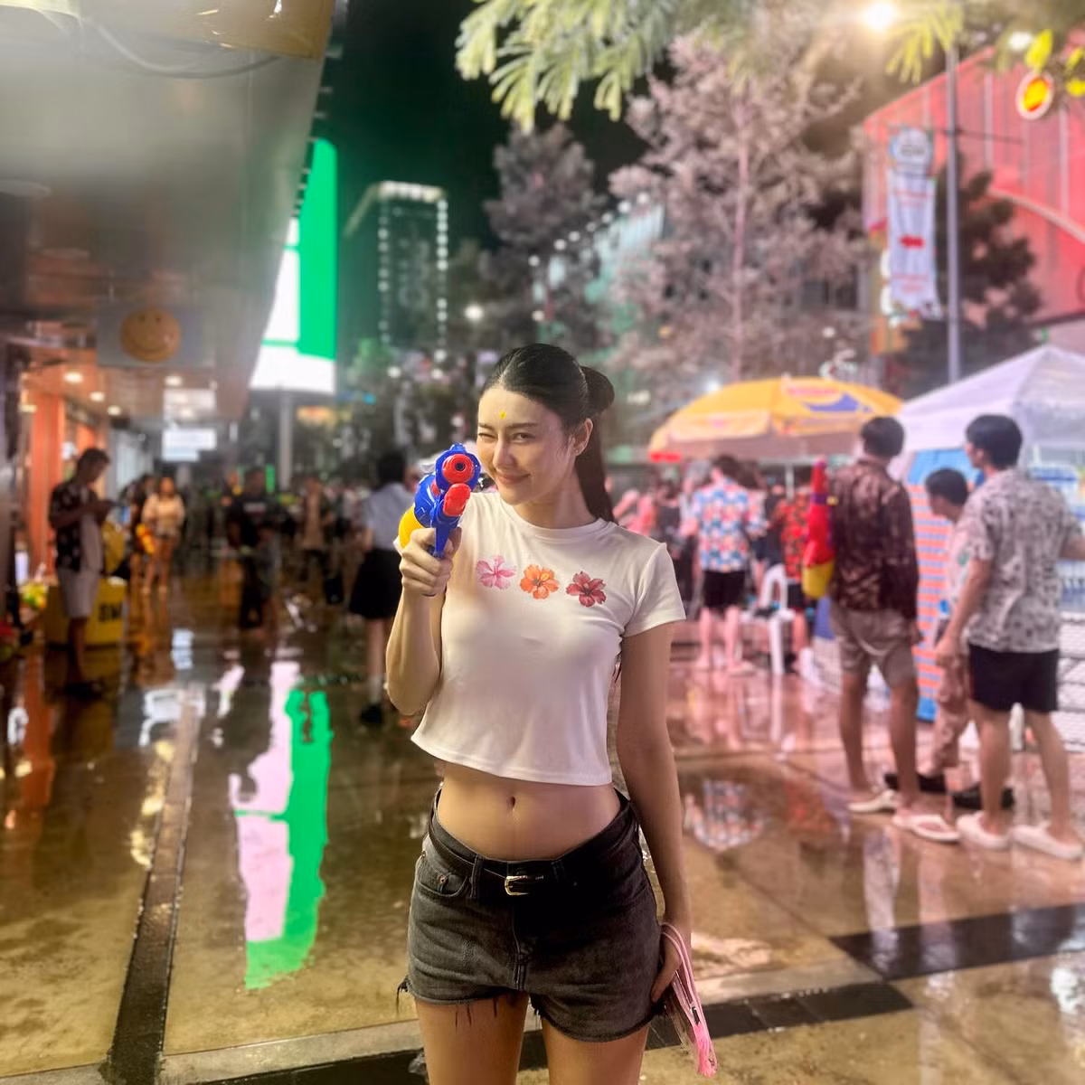Cô nàng quẩy hết mình trong lễ hội.