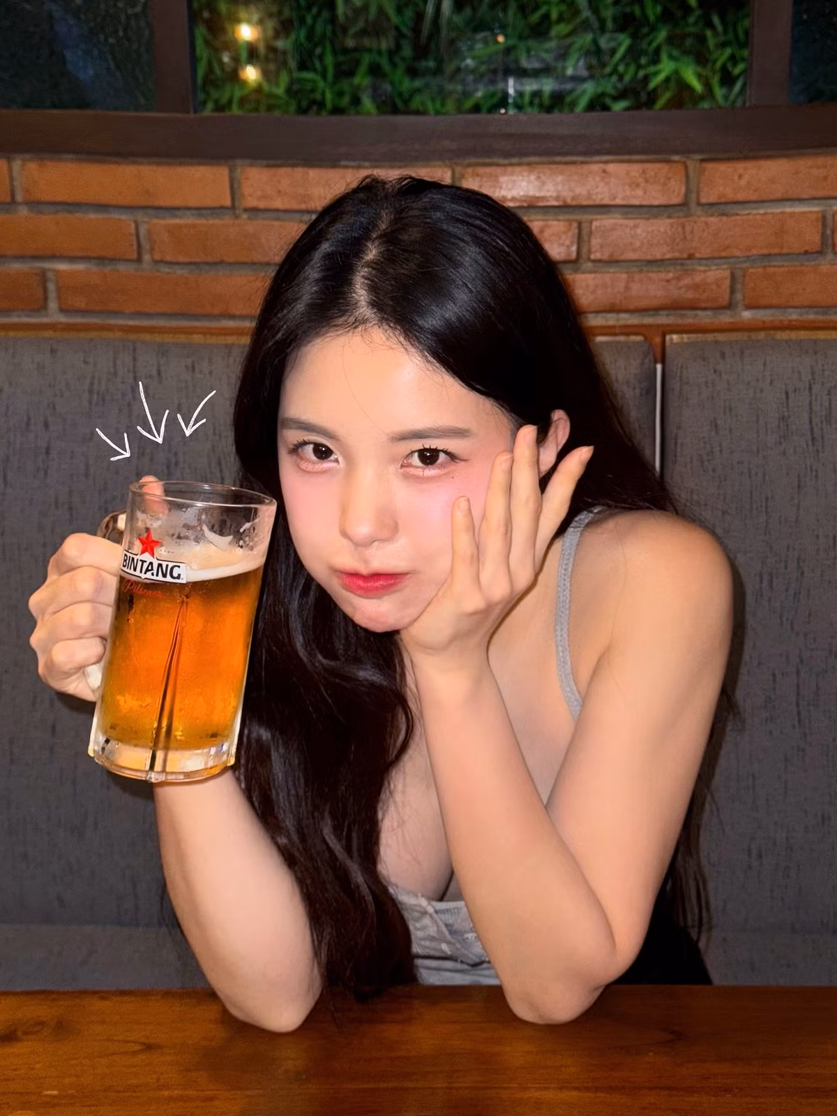 Dù trong trạng thái "hơi ngà ngà", "nữ thần cổ vũ" Lee Da Hye vẫn khiến netizen phải xuýt xoa vì quá xinh đẹp và cuốn hút.