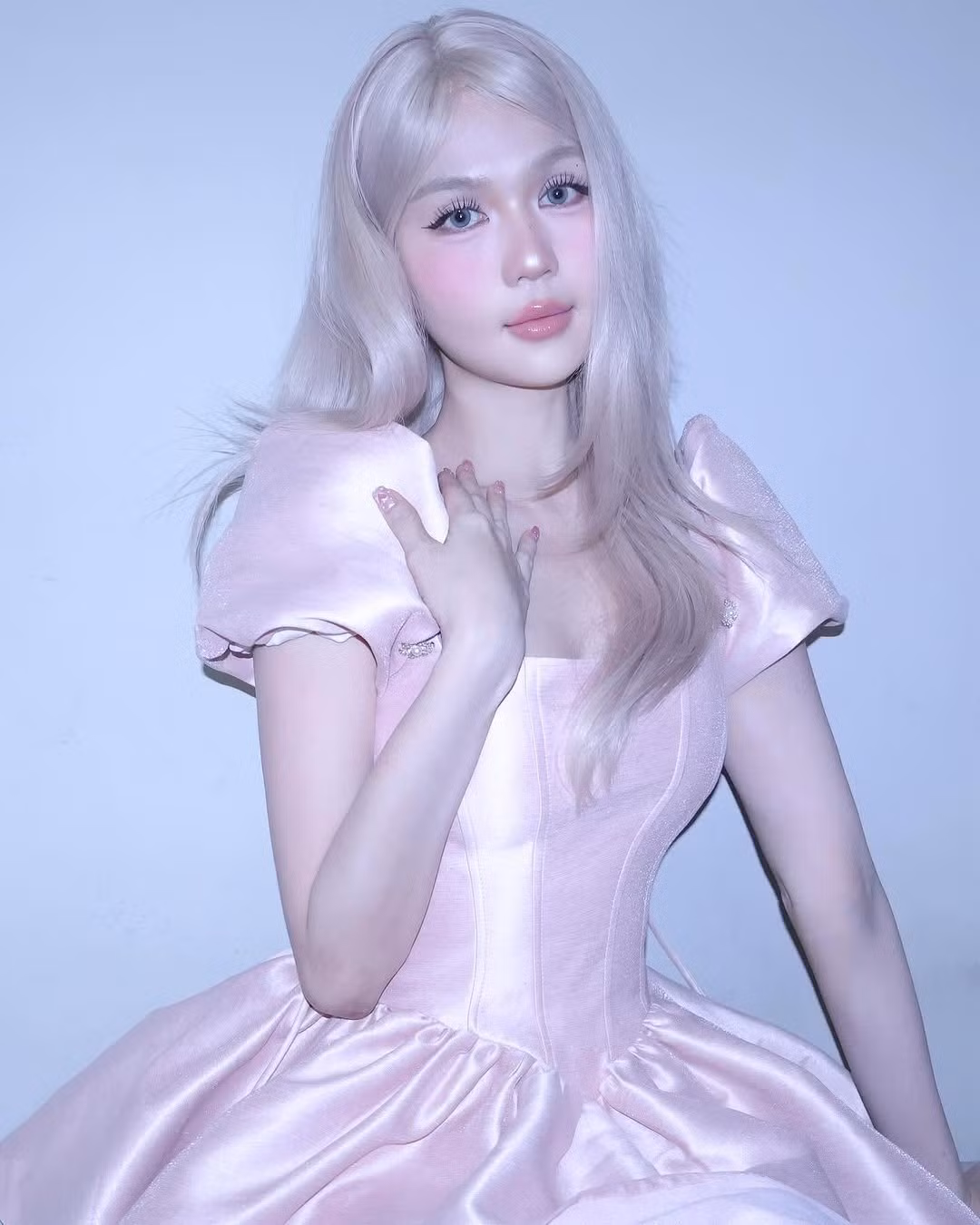 Lối trang điểm với đôi mắt to tròn, má hồng đậm và làn môi căng mọng càng khiến cô trở nên khác lạ, như bước ra từ thế giới cổ tích.