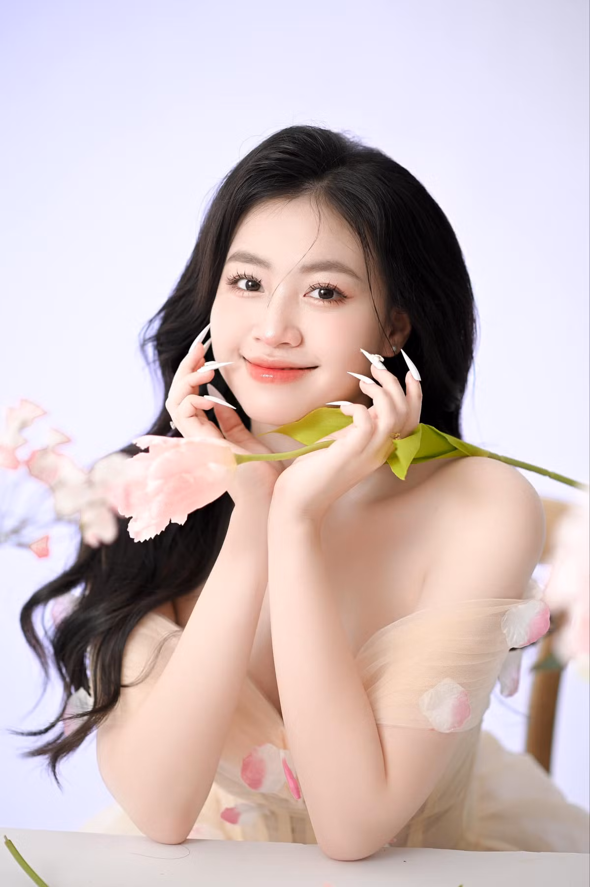 Dù chỉ diện trang phục đơn giản hay khoác lên mình bộ đồng phục, Út Quyên vẫn dễ dàng "đốn tim" người nhìn bằng thần thái nhẹ nhàng nhưng đầy cuốn hút.