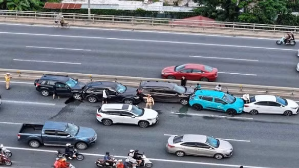 Tìm thông tin liên quan vụ tai nạn liên hoàn trên cầu Nhật Tân Tim thong tin lien quan vu tai nan lien hoan tren cau Nhat Tan