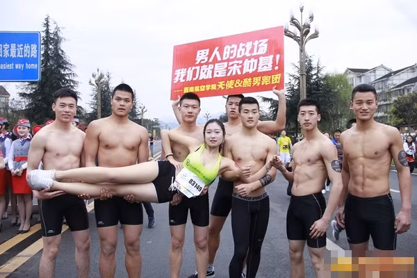 Tuy nhiên, một điểm gây tranh cãi trong cuộc thi là các cô gái trẻ vừa chạy, vừa giơ cao tấm biển có nội dung “Vì Song Joong Ki, tiến lên!”. Nhiều người theo dõi cuộc thi đã bày tỏ rằng thật khó có thể tin được một nhân vật trong phim Hàn Quốc lại có thể truyền cảm hứng, sức mạnh cho các cô gái trẻ một cách mãnh liệt đến thế.