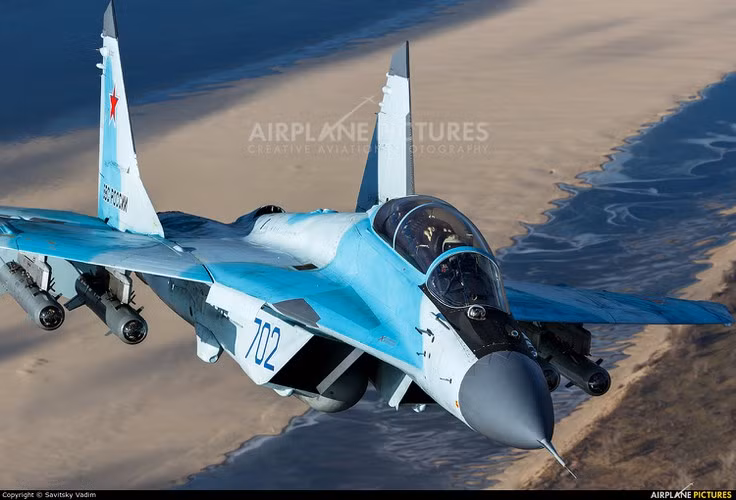 Một trong những nhược điểm chết người của MiG-35 đó là nặng nề khi có trọng lượng cất cánh tối đa tới 29,7 tấn ngang với chiến đấu cơ tầm trung, trong khi vẫn sử dụng động cơ nền tảng cũ, điều này khiến cho hiệu suất bay giảm rất nhiều.