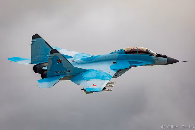Từ một chiến đấu cơ hạng nhẹ định hình ban đầu, MiG-35 đã biến thành chiến đấu cơ hạng trung trong khi tải trọng vũ khí lại còn thua cả chiến đấu cơ hạng nhẹ F-16 Block 70/72.