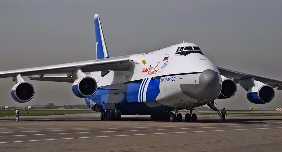Sau khi Liên Xô tan rã, Ukraine chỉ có 5 chiếc An-124 còn Nga sở hữu 33 máy bay. Vào những năm 1990, ở đỉnh điểm của cuộc khủng hoảng, Nga nhận ra rằng họ không cần số lượng lớn An-124 như vậy, nên một nửa đã được đưa vào kho.
