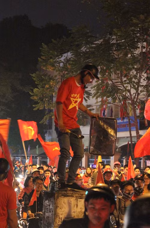 Một thanh niên còn bấp chấp tính mạng leo đứng trên cột tụ điện.