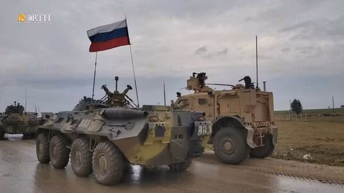 Về cấu tạo, BTR-82A gồm hai phần chính là phần điều khiển bố trí phía đầu xe và phần chở quân đổ bộ bố trí phía sau cùng với tổ hợp động cơ và truyền động. Vỏ xe được thiết kế liên hoàn, khép kín.