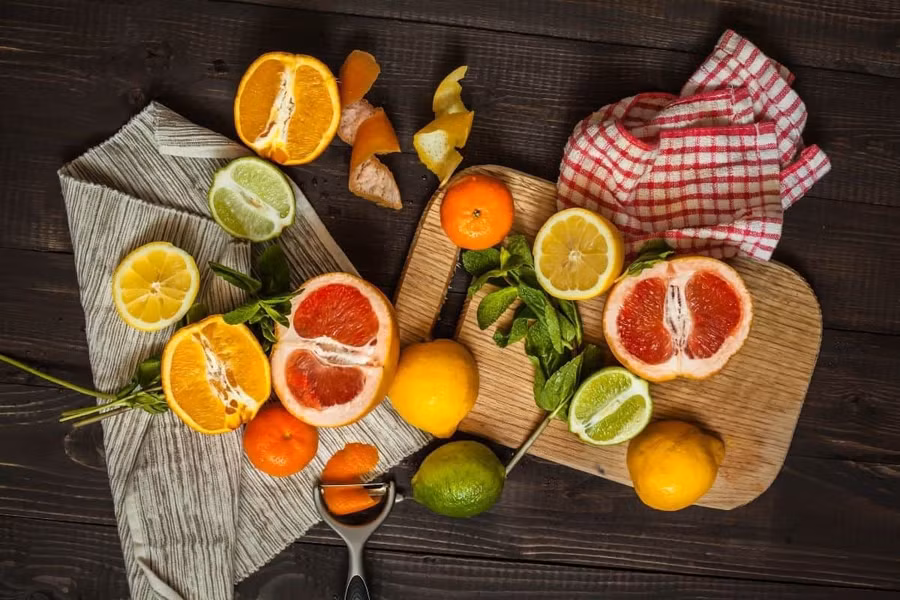 Nhiều loại cây trong chi Citrus có giá trị thương mại cao, được trồng để thu hoạch quả. Hầu hết quả của chúng có thể dùng để ăn tươi, làm nguyên liệu cho các món ăn hay pha chế nước giải khát.