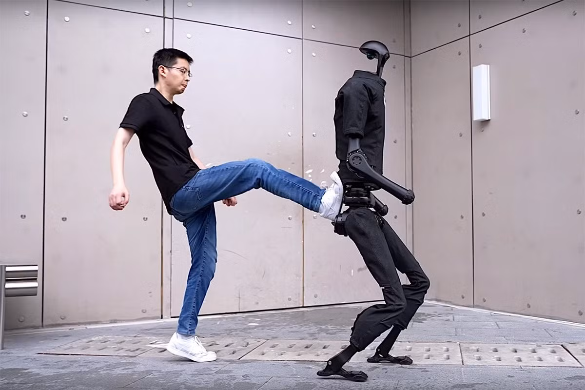 Điều này còn là một lo ngại lớn hơn khi Unitree cho biết tầm nhìn của họ là tạo ra những con robot hình người có thể thực hiện được tất cả những tác vụ khó. Quá trình đào tạo Unitree cũng sử dụng hàng loạt cách thức "tác động vật lý" để thử thách độ linh hoạt và độ cân bằng - một điểm rất gần với kungfu.