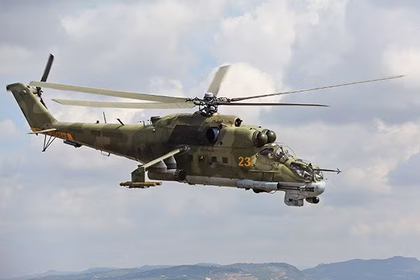 Cần lưu ý rằng do Chiến tranh Lạnh, Mi-24 đã được đưa vào sản xuất hàng loạt trước khi hoàn thành thử nghiệm cấp nhà nước, và do vậy các nhà thiết kế phải tinh chỉnh và thực hiện nhiều thay đổi có tính đến việc sử dụng nó trong chiến đấu.