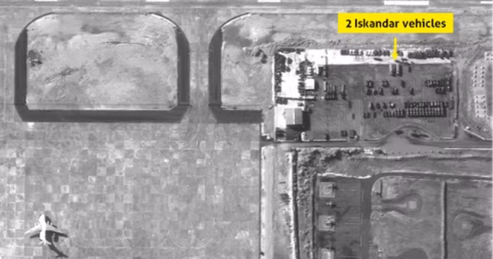 Lần đầu tiên tin đồn về việc Nga đưa hệ thống Iskander-M tới Syria là vào năm 2016. Cụ thể vào tháng 3 năm đó, phóng viên kênh Zvezda TV tác nghiệp tại căn cứ không quân Hmeimim đã ghi nhận một số vũ khí với hình dáng xe mang phóng rất đặc trưng của Iskander-M.