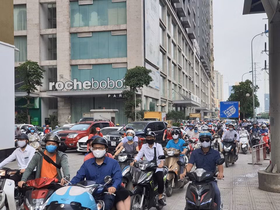 Ghi nhận của PV, Đường Tố Hữu ùn tắc dài hướng đi từ Hà Đông về Lê Văn Lương rất nhiều phương tiện tham gia giao thông.