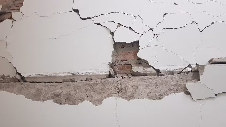 Tường cũng bị nứt.