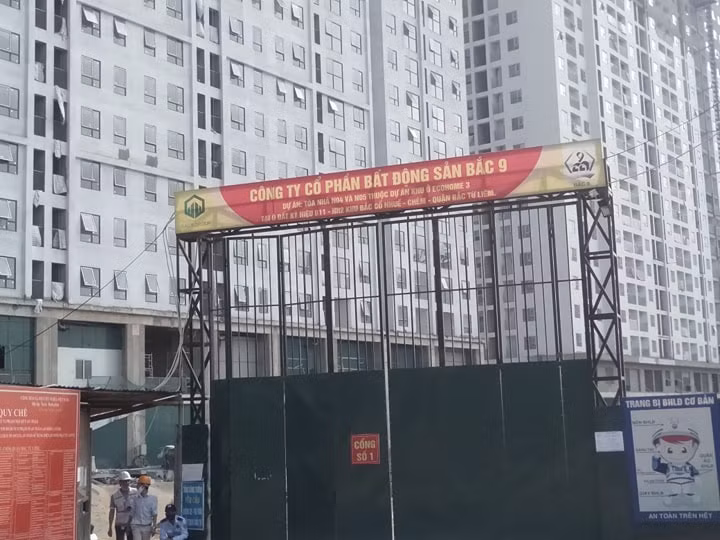  1 người tử vong tại công trường Dự án Khu nhà ở Ecohome 3: Theo thông tin ban đầu mà PV nắm được, ngày 7/5, một công nhân đã tử vong trong quá trình làm việc tại công trình Nhà ở xã hội N04 nằm trên địa bàn phường Đông Ngạc, quận Bắc Từ Liêm, Hà Nội thuộc Dự án Khu nhà ở Ecohome 3 do Công ty cổ phần đầu tư Bất động sản Bắc 9 làm chủ đầu tư.