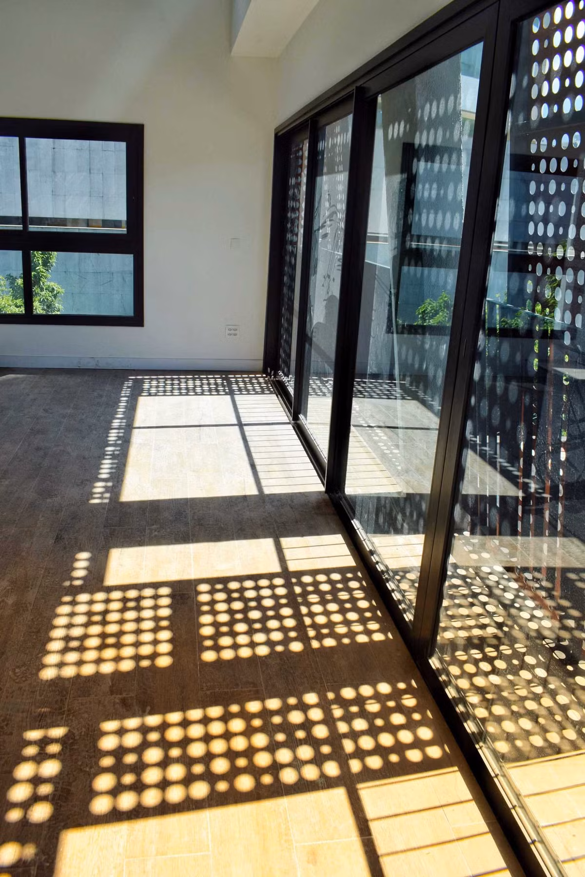 Tương phản với các tấm kim loại là các cửa sổ khung bê tông nằm rải rác khắp tòa nhà tạo nên bản sắc riêng.