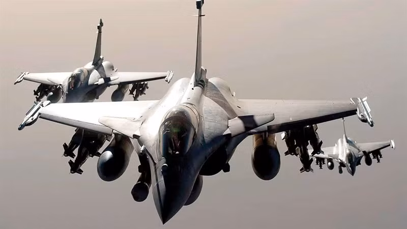Cùng với vũ khí đối không đỉnh cao, Rafale có tín hiệu radar nhỏ hơn nhiều so với Su-35, cũng như có các tính năng bay tốt hơn. Nhờ có cánh ngang phía trước ở sát cánh, Rafale có thể vào góc tấn lớn nhanh hơn cũng như liệng nhanh hơn.