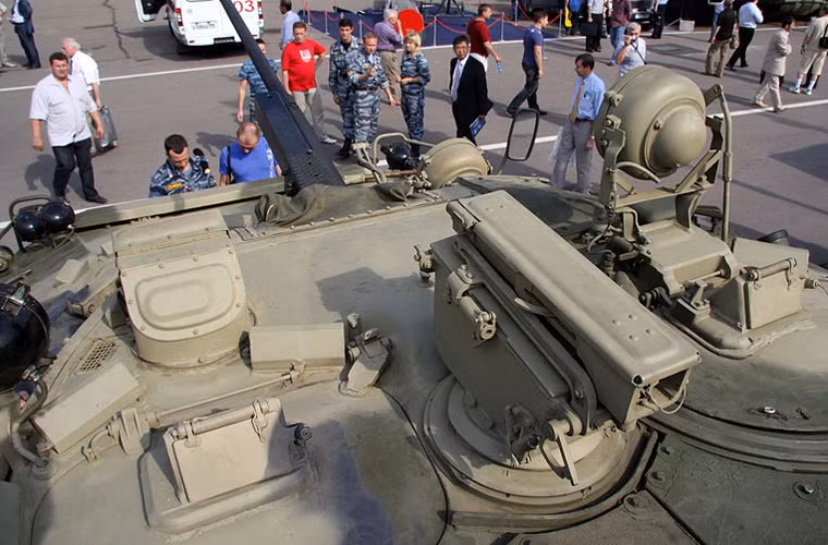 Hỏa lực của BTR-90 cũng rất ấn tượng thời điểm bấy giờ với việc trang bị tháp pháo của xe chiến đấu bộ binh BMP-2. Tháp pháo này lắp pháo tự động 30mm 2A42 cùng 500 viên đạn, súng máy đồng trục PKT 7,62mm, súng phóng lựu AGS-17 và giá phóng tên lửa chống tăng Konkurs trên nóc tháp pháo. Sau này, phải tới thế hệ BTR-82A thì dòng BTR-80 mới có sức mạnh hỏa lực tương đương BTR-90.