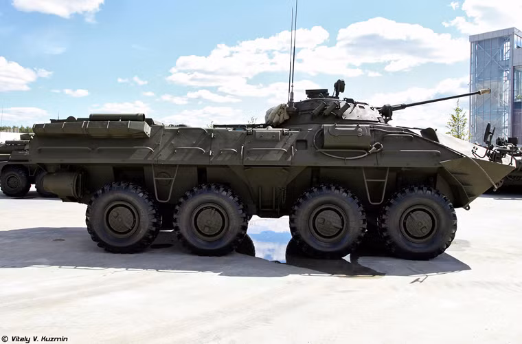 Bố trí trong thân BTR-90 không khác nhiều BTR-80 khi khoang lái đặt trước thân xe, tiếp đó là khoang chiến đấu với tháp pháo, khoang chở quân (tối đa 7 binh sĩ) và sau cùng là khaong động cơ. Đáng tiếc, cửa ra của lính bộ binh trên xe vẫn đặt ở hai bên hông khiến họ dễ bị tổn thương trên chiến trường. Đây có lẽ là một trong những lý do khiến BTR-90 không nhận được cái gật đầu của quan chức Bộ quốc phòng Nga.