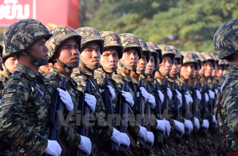 Một trong những bức ảnh quân sự ấn tượng nhất tuần qua là hình ảnh lực lượng đặc biệt QĐND Lào diễu binh hoành tráng trong ngày Quốc khánh nước CHDCND Lào (2/12/1975-2/12/2015). Điều đáng lưu ý, lực lượng đặc biệt Lào sử dụng khẩu súng carbine QBZ-97 do Trung Quốc sản xuất.
