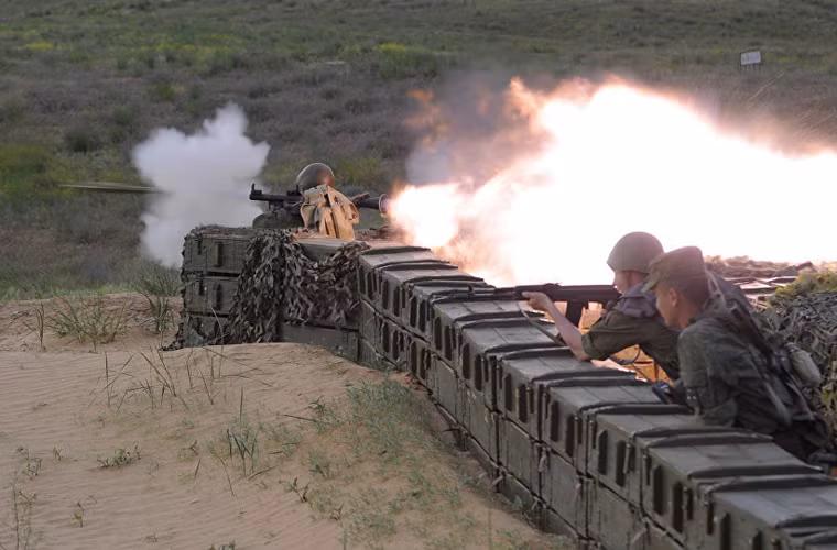 Lính thủy đánh bộ Tiểu Hạm đội Caspian (Hải quân Nga) khai hỏa súng phóng lựu chống tăng RPG-7.