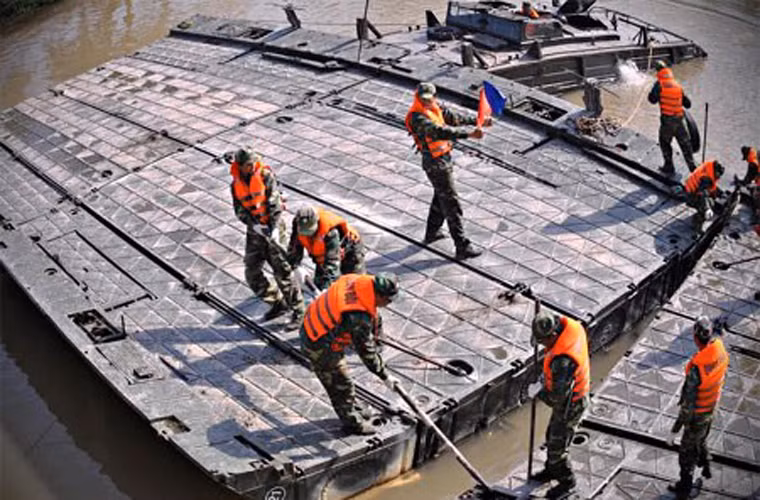 Hình ảnh quân sự Việt Nam tuần qua – Lữ đoàn 25, Công binh Quân khu 9 huấn luyện lắp ghép cầu phao PMP phục vụ phương tiện cơ giới vượt sông an toàn.