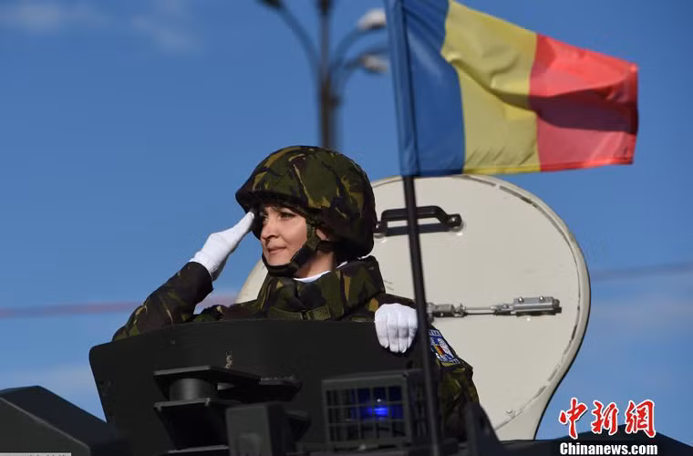 Nữ binh sĩ Quân đội Romania xinh đẹp rạng ngời trong ngày duyệt binh nhân Quốc khánh.