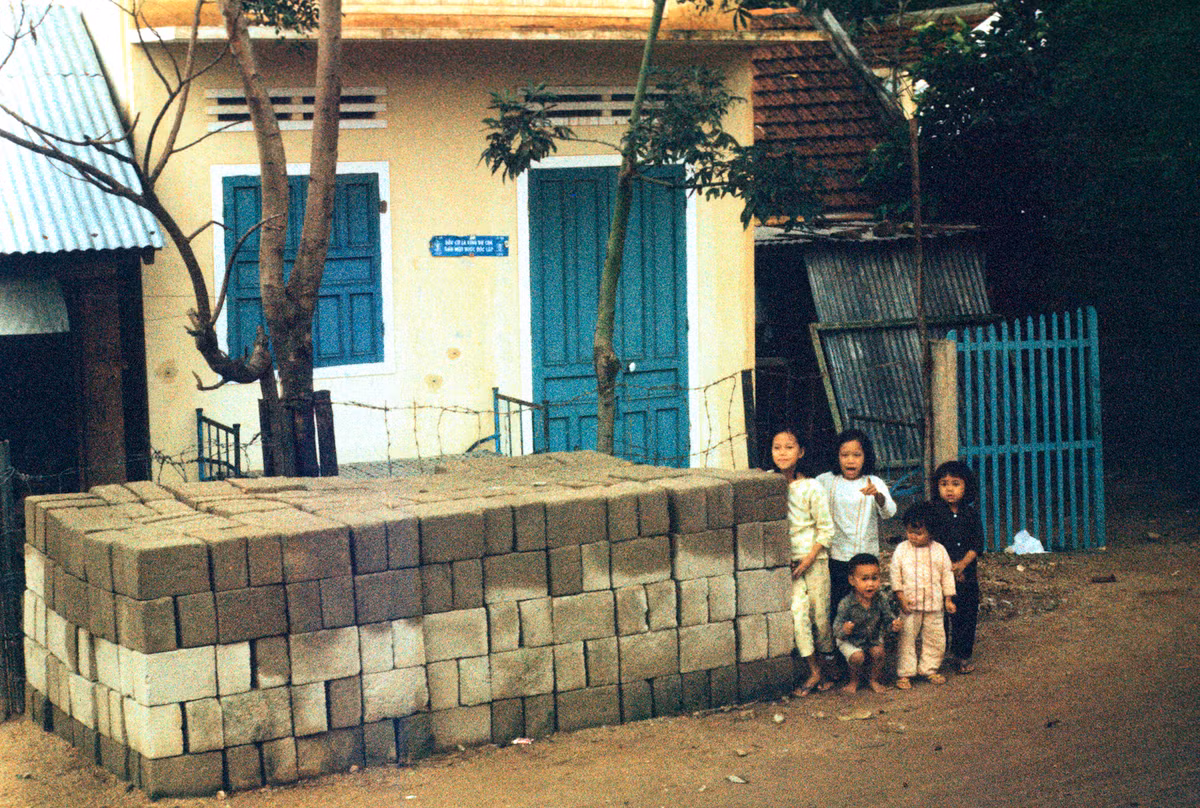 Những đứa trẻ đứng cạnh một chồng gạch. Ảnh: Arty611.smugmug.com.