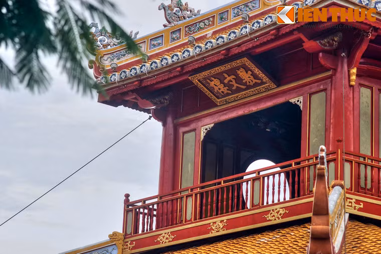 Tầng hai có bốn mặt đều dựng đố bản, kiểu đồ lụa khung tranh, mặt trước có cửa sổ chữ nhật, hai bên trổ cửa sổ tròn, lan can bên ngoài bằng gỗ. Trên của sổ mặt tiền có treo hoành phi sơn son thếp vàng, trang trí dây lá cách điệu “lưỡng long triều nguyệt”.