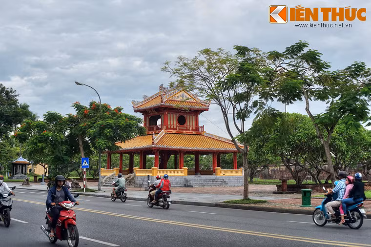 Nằm trên trục chính của Hoàng thành Huế, ở phía trước Kỳ Đài và phía sau Nghênh Lương Đình, Phu Văn Lâu là một công trình kiến trúc đặc sắc trong quần thể kiến trúc Cố đô.