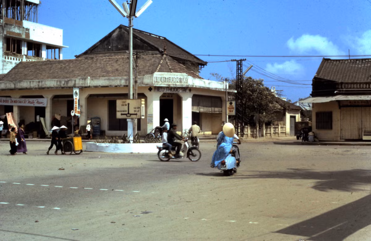 Trung tâm thị xã Nha Trang năm 1967. Ảnh: Jack McCabe.
