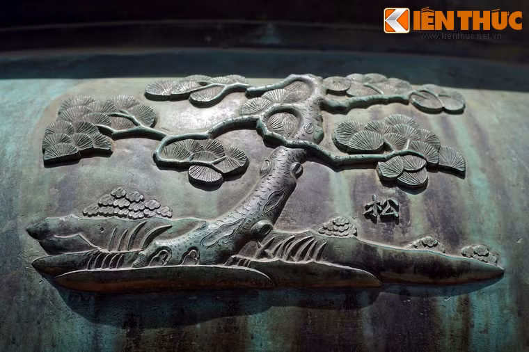 Dụ đỉnh, chiếc đỉnh thứ tám trong Cửu Đỉnh có hình tượng "Tùng" là cây tùng hay cây thông, loài cây lá kim tượng trưng cho sự trường tồn, vỉnh cửu theo quan niệm Á Đông. Gỗ thông/tùng có độ thẩm mĩ cao, được dùng nhiều trong nội thất nhà gỗ hiện đại.