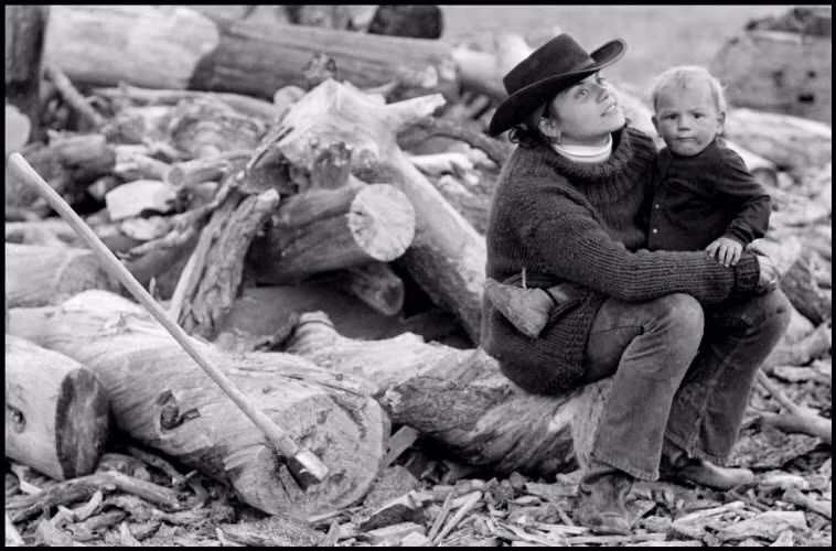Bà mẹ Hippe và đứa con ở công xã New Buffalo, 1969. Ảnh: Dennis Stock/ Magnum Photos.