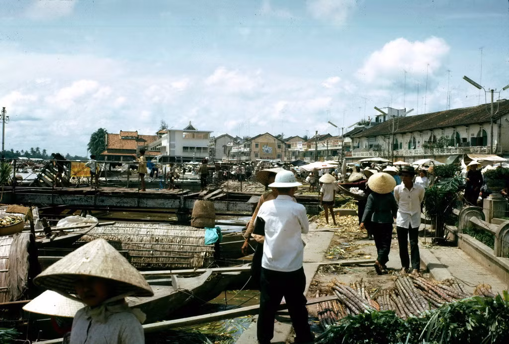 Trên bến Ninh Kiều, Cần Thơ năm 1968. Ảnh: William Ruzin.