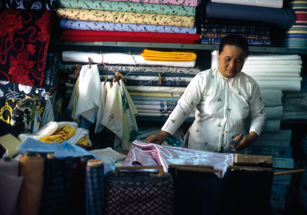 Người thợ may đo cắt áo dài trong một tiệm may ở Cần Thơ năm 1969. Ảnh: William Ruzin.