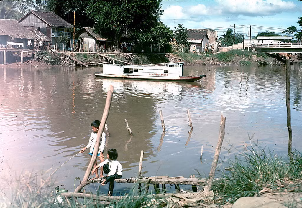 Hai đứa bên sông. Ảnh: William Ruzin.