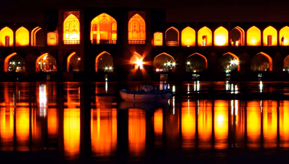  7. Cầu Khaju (Iran). Cầu Khaju được xây năm 1650, có 23 mái vòm, là một trong những cây cầu cổ nổi tiếng nhất thế giới Hồi giáo. Ảnh: Matadornetwork.