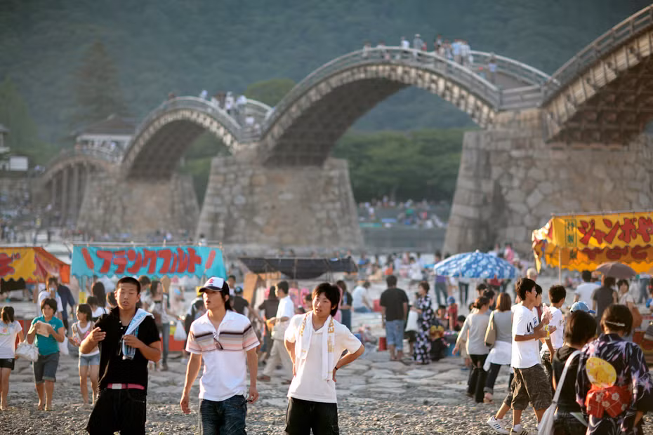  13. Cầu Kintai (Nhật bản). Cầy Kintai là cây cầu bằng gỗ độc đáo có 5 nhịp bắc qua các trụ đá, được xây dựng năm 1673 gần lâu đài Iwakuni. Cây cầu này có cả một lễ hội riêng, thu hút rất đông khách tham quan hàng năm. Ảnh: Matadornetwork.