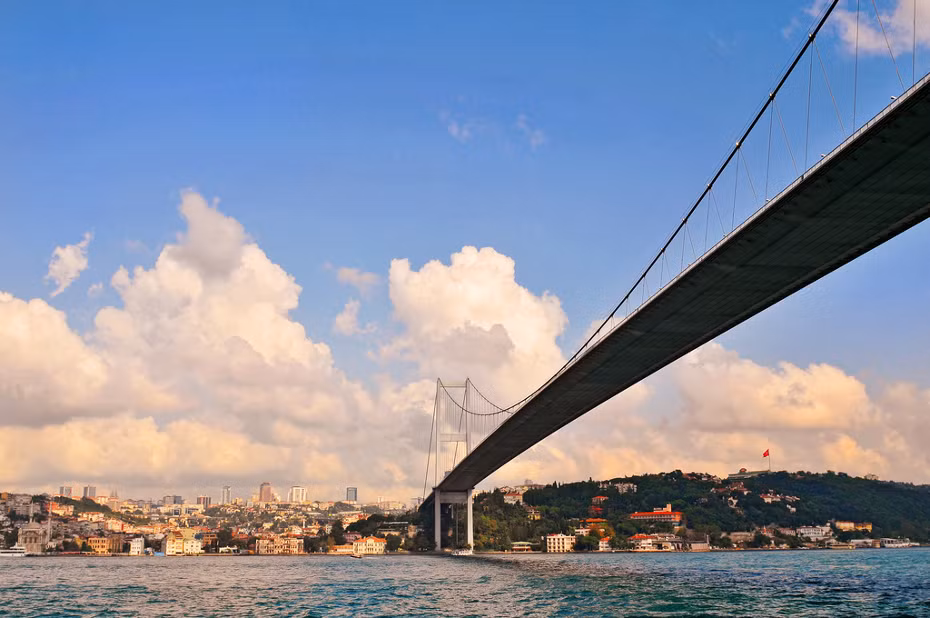  12. Cầu Bosphorus (Thổ Nhĩ Kỳ). Cầu Bosphorus nằm ở thành phố Istanbul, là cây cầu nối liền hai lục địa châu Âu và châu Á. Ảnh: Matadornetwork.