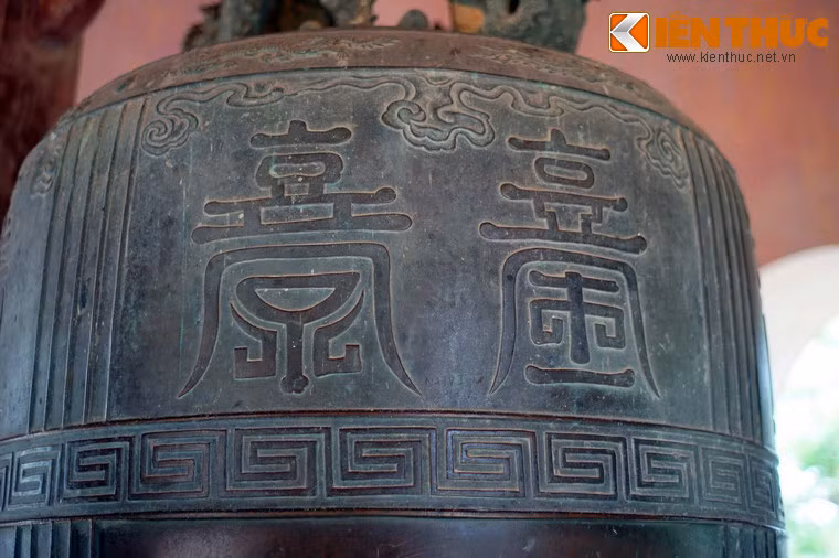Bên dưới vành trang trí rồng phụng ở vai chuông là thân chuông, có bốn nhóm trang trí được tạo thành bởi các đường gờ song song với nhau. Các nhóm gờ nổi này tạo thành các ô hình chữ nhật.