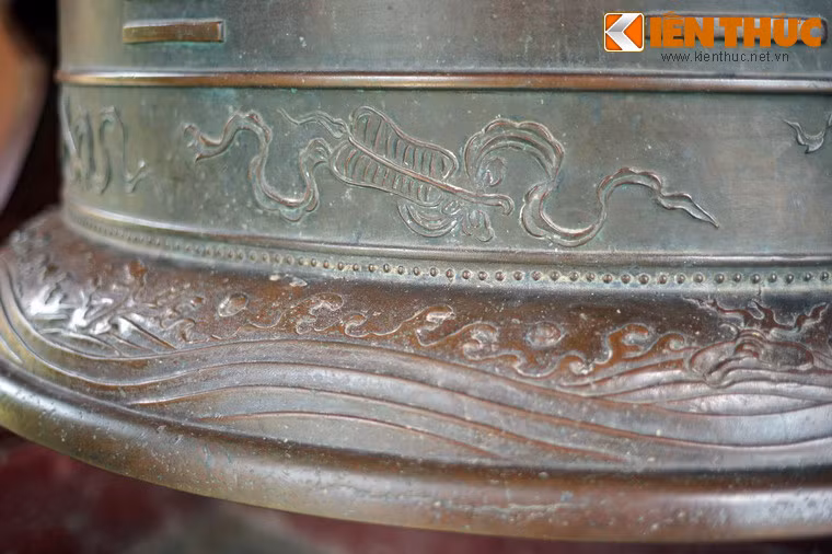 Mỗi vật quý đều có dải lụa có nút thắt quấn ngang. Bộ bát bửu này là sự kết hợp giữa bát bửu của Phật giáo với bát bửu của Đạo giáo.
