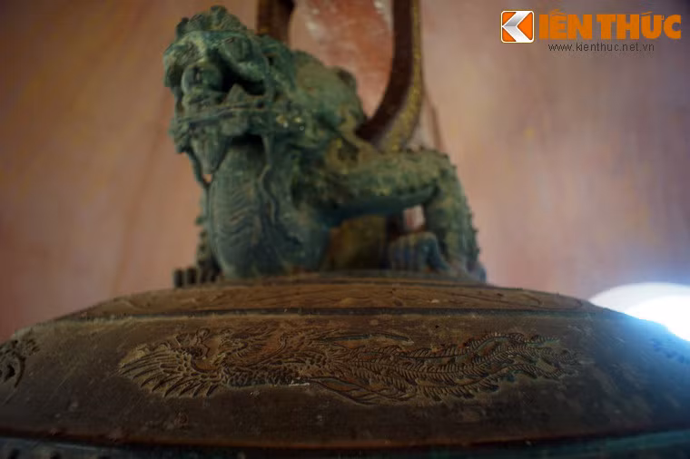 Phần vai chuông rộng 10cm, trang trí bốn hình rồng và bốn hình chim phụng xen kẽ nhau, được tạo hình rất sinh động.