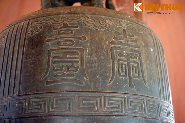 Góc trên của mỗi ô có hoa văn hình mây, ở giữa khắc hai chữ Thọ, kiểu chữ triện, rất lớn. Quanh bốn ô này có 8 chữ “Thọ” được thể hiện theo 8 kiểu thức khác nhau. Dưới các chữ Thọ là hồi văn “cửu ngũ” rộng 10cm.