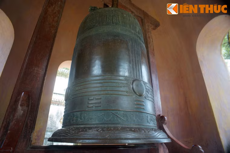 Chuông được tạo hình cân đối, hoa văn và những mô-típ trên thân được chạm trổ tinh vi, sắc nét.